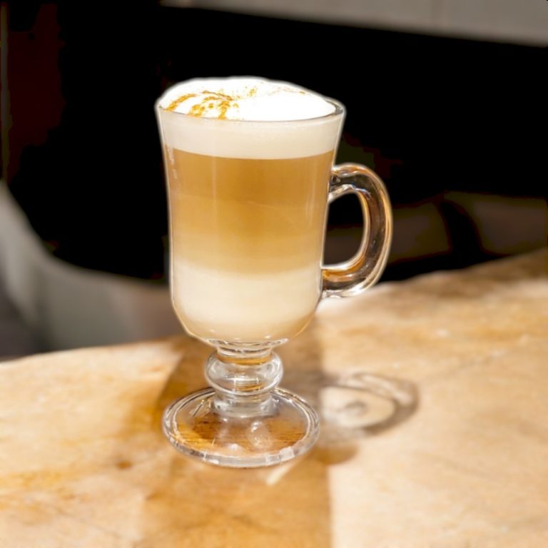 "Disfruta de nuestro delicioso capuchino, perfecto para cualquier momento del día."
