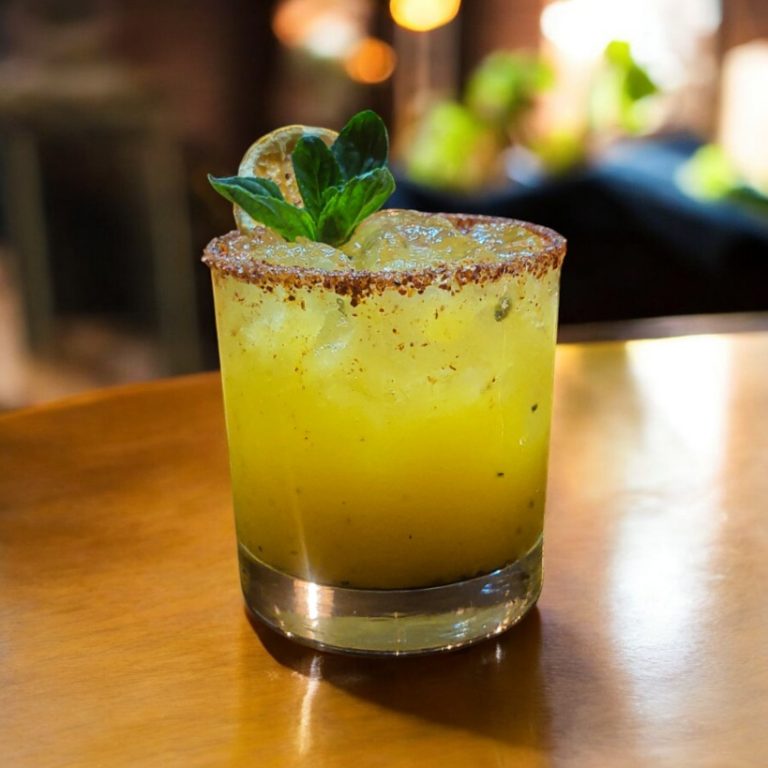 "Mezcalita de maracuyá con rodaja de limón y hielo."