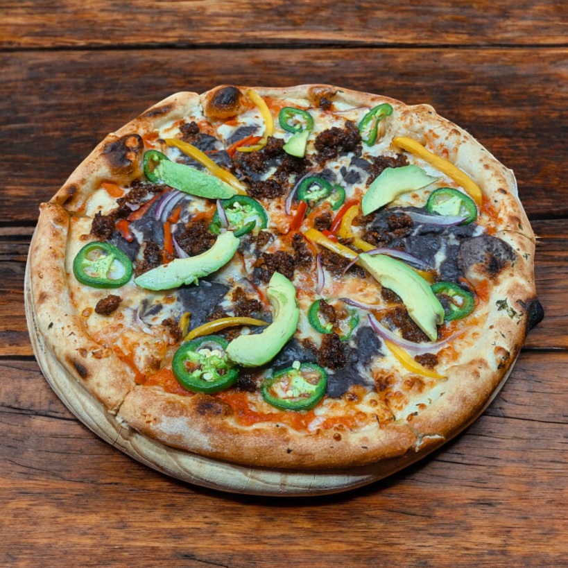 "Disfruta de nuestra deliciosa pizza mexicana, una fusión perfecta de sabores tradicionales."