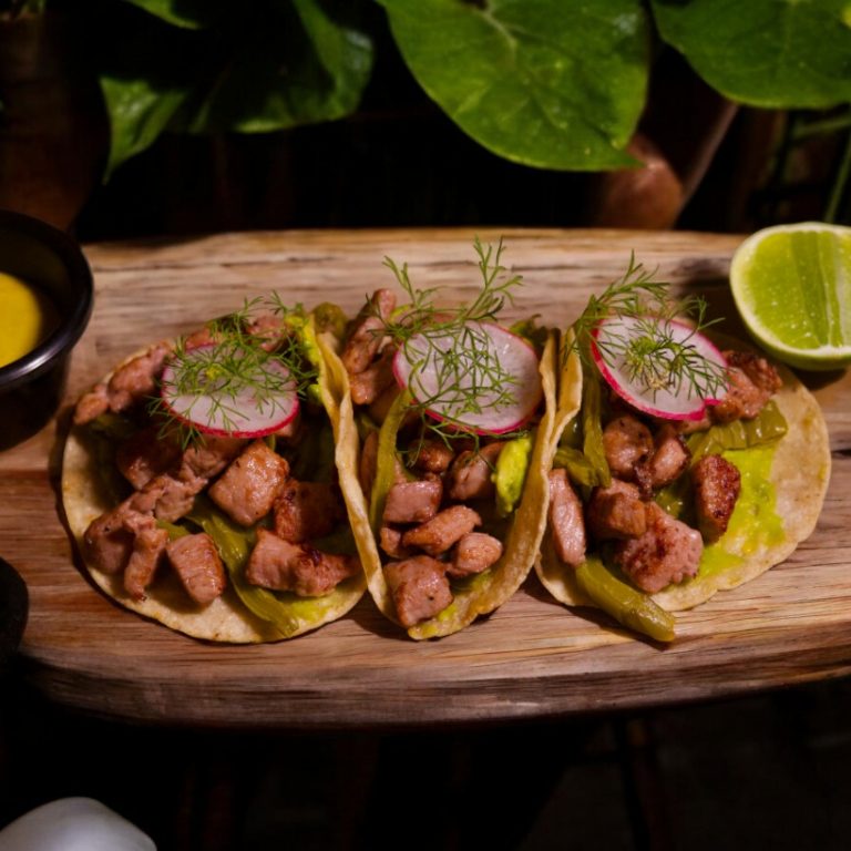 "Disfruta de nuestros deliciosos tacos de arrachera, una auténtica delicia mexicana."